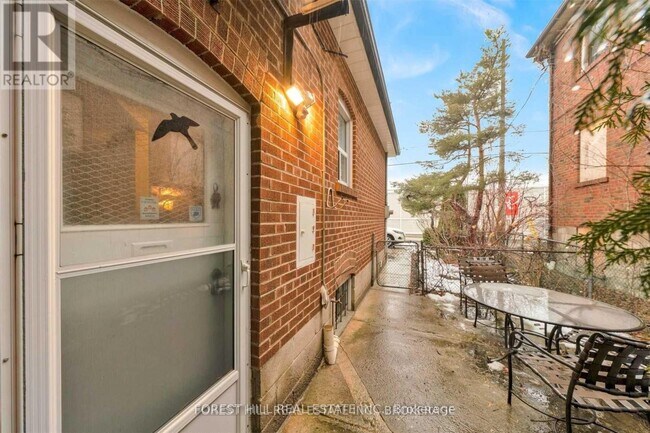 Photo - 996 Bayview Ave