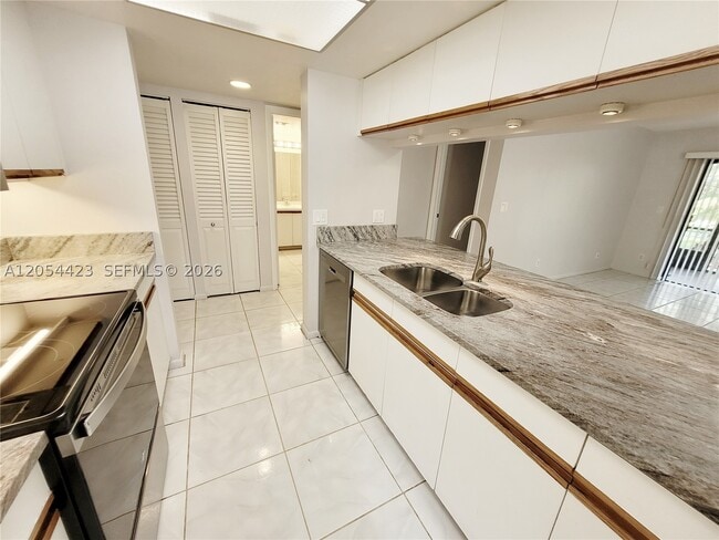 Photo - 7523 Greenlake Dr