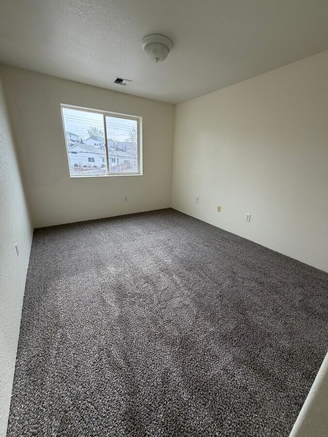 Photo - Newly Renovated 2 Bedroom, 1.5 Bathroom Duplex - Located near Sky Lakes and Oregon Tech!