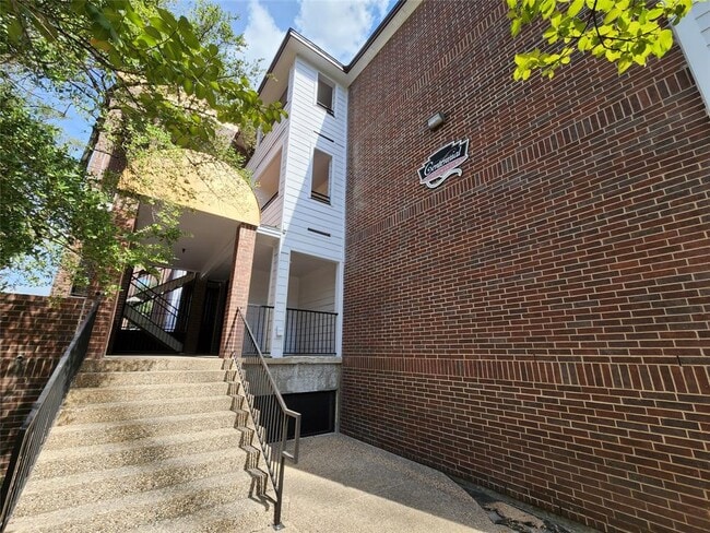 Building Photo - 501 W 26th St Unit 303