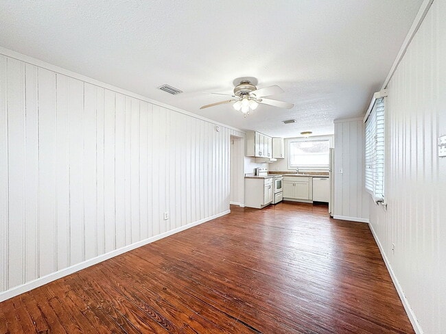 Photo - 2649 1/2 Dartmouth Ave N