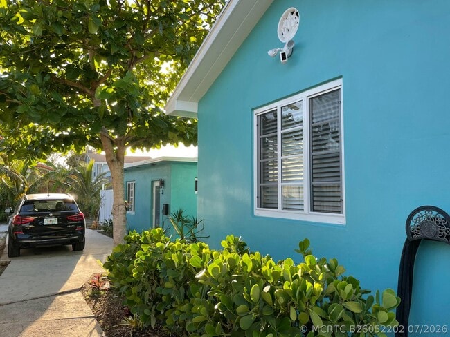 Photo - 607 N L St Unit 2