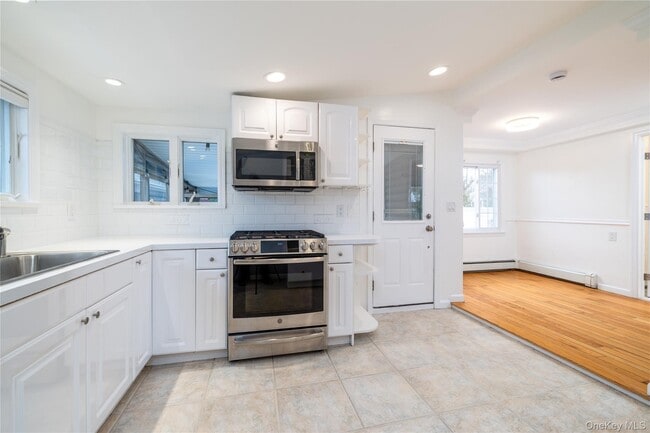 Photo - 2444 Bayview Ave