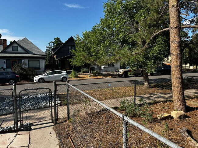 "Charming 1-Bed Oasis in Denver's Heart – Cozy Comforts!"