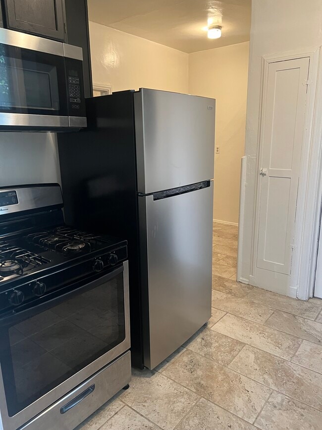 Photo - 2745 S Palm Grove Ave Unit 2