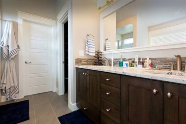 Master bath - 517 W Cagney St