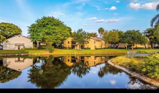 Building Photo - 3833 Cocoplum Cir Unit 3593
