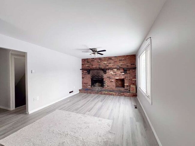 Photo - 11415-11490 90 St NW