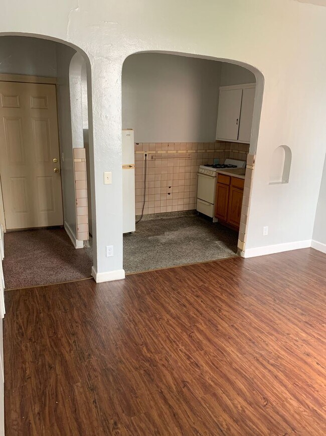 Photo - Large one room efficiency with large kitchen Unidad Apart #33