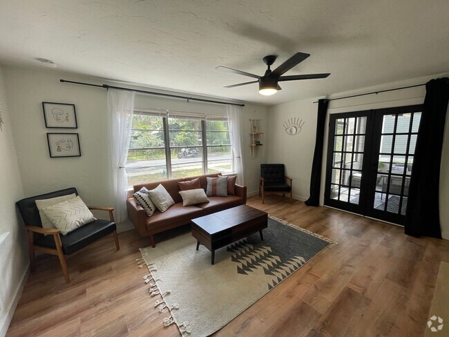 Building Photo - Beautiful 2 Bedroom, 1 Bathroom Apartment ...