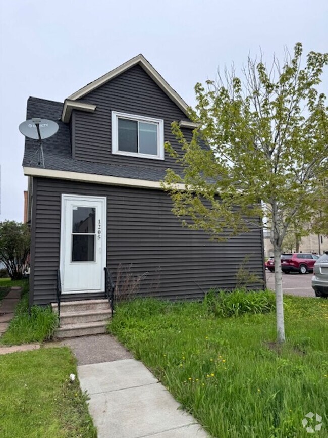 Building Photo - AVAILABLE June 2025 - 3 Bedroom, 1 Bath in... Rental