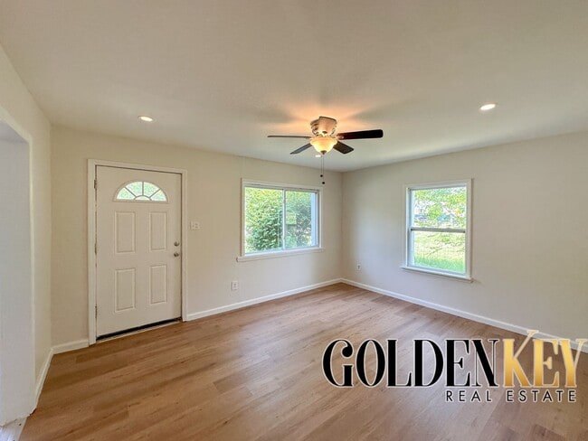 HOME AVAILABLE NOW - UPDATED 3 bed / 1 bat... - HOME AVAILABLE NOW - UPDATED 3 bed / 1 bat...