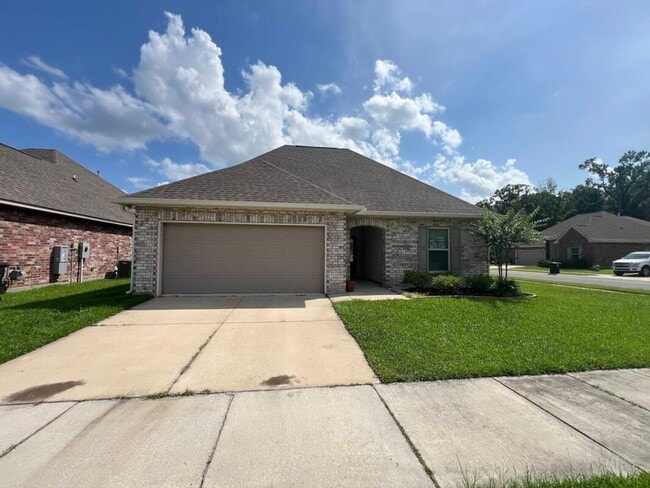 Building Photo - Trendy, 3 bedroom, 2 bath home in coveted Kenilworth Crossing Community near LSU