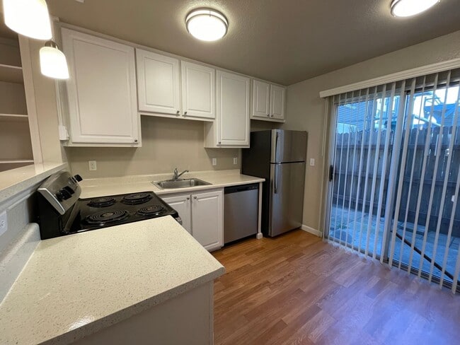 Building Photo - Gorgeous and Spacious Downstairs 1 Bed 1 B... Unit 5