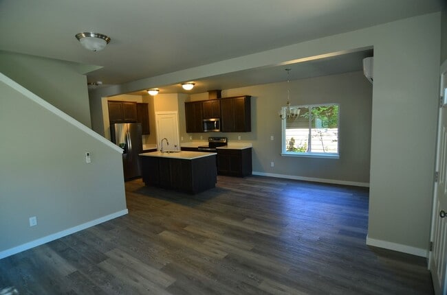 Photo - 5 Bedroom, 2.5 Baths Home for Rent, Available in September