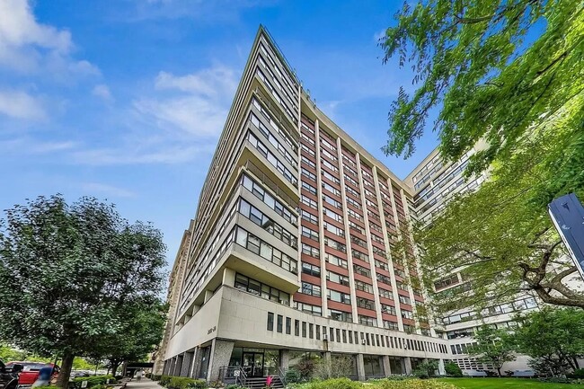 Exterior - 3420 N Lake Shore Dr Apartment Unit 17H
