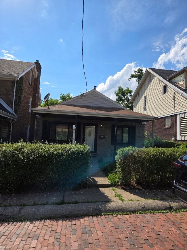 Photo - 2064 Dartmore St