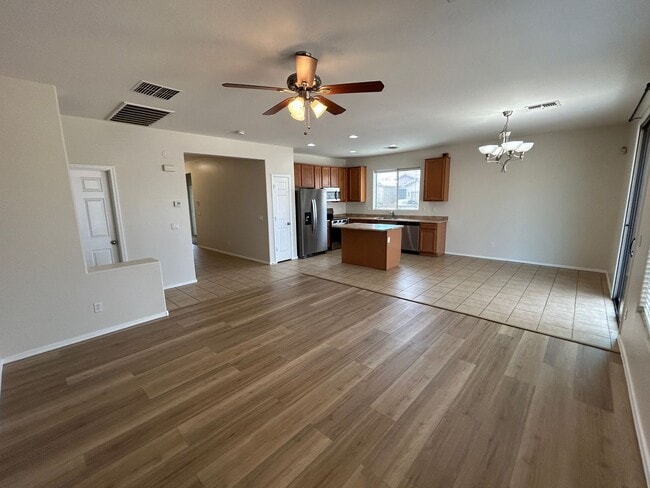 Photo - 10042 W Illini St