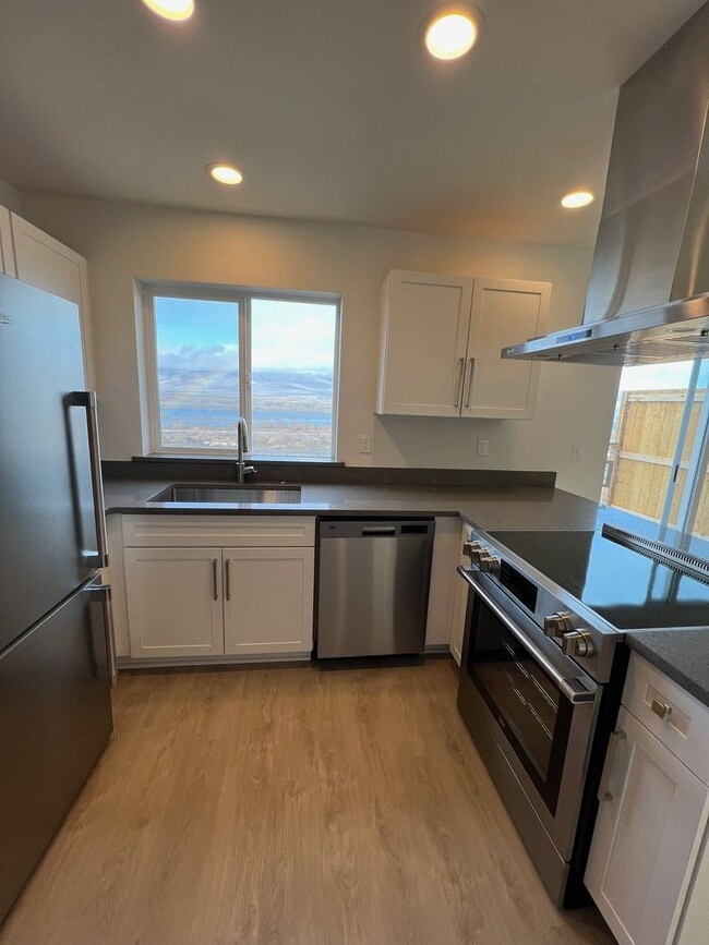 Building Photo - Newer 3 Bedroom Duplex with Gorgeous River... Rental