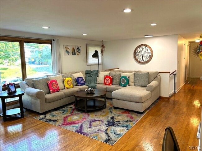 Photo - 302 Oakridge Dr
