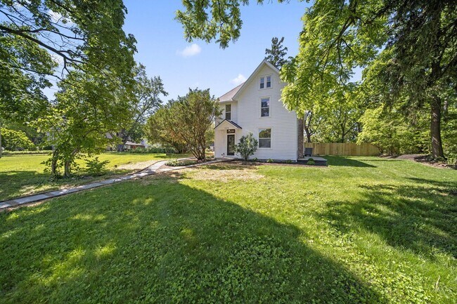 Photo - 325 W William St