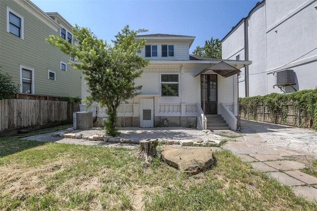 Photo - 1013 E 26th St