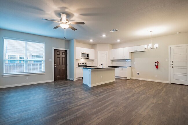 AVAILABLE NOW! GORGEOUS 2 BEDROOM FOUR PLE... - AVAILABLE NOW! GORGEOUS 2 BEDROOM FOUR PLE... Townhome