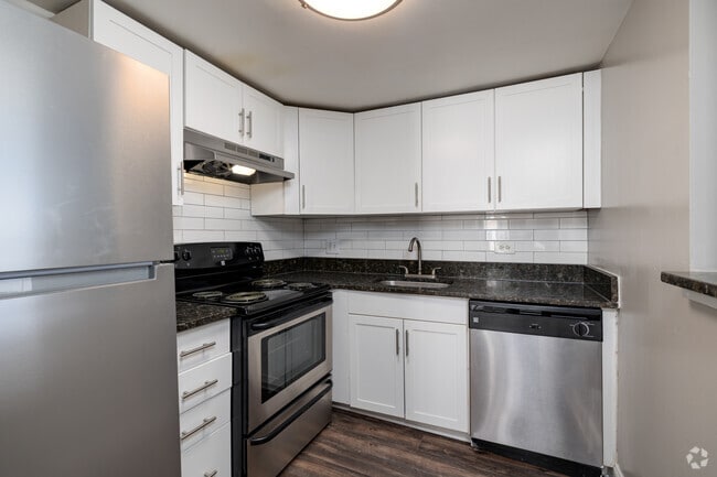 2BR, 2BA - 985SF - Kitchen