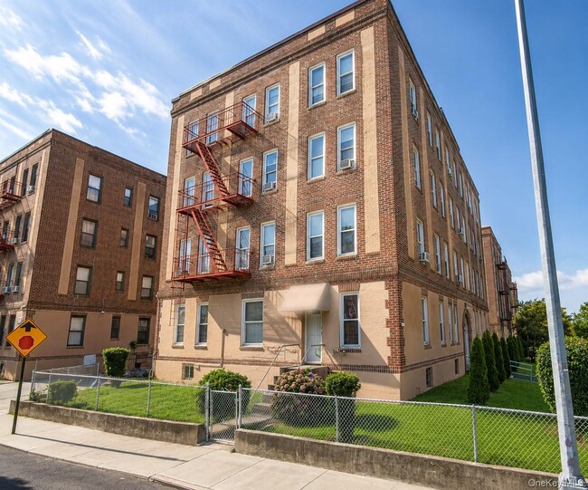 Building Photo - 168-10 Crocheron Ave Unit 1A