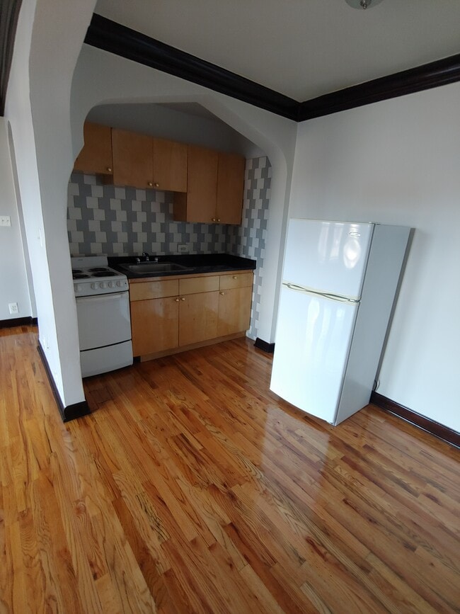 Building Photo - 846 W Montrose Ave Unit 305 Rental
