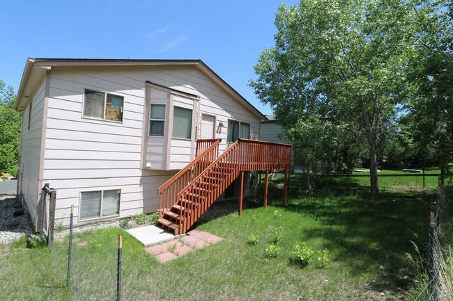 Photo - Near Ft Carson, 1342sf Bi-level, 3bd/2ba/2...