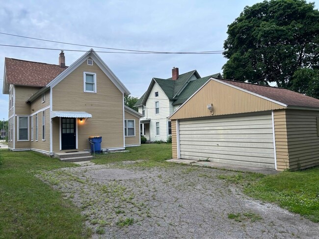 Photo - 542 Lyon St NE