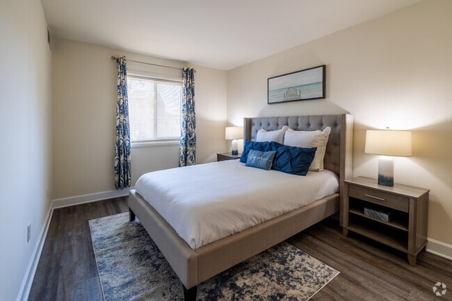 2BR, 1BA - 953SF - Primary Bedroom