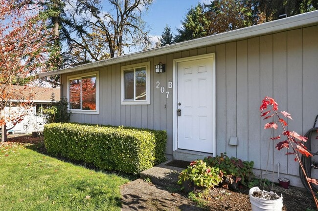 Building Photo - 207 NW Forest St