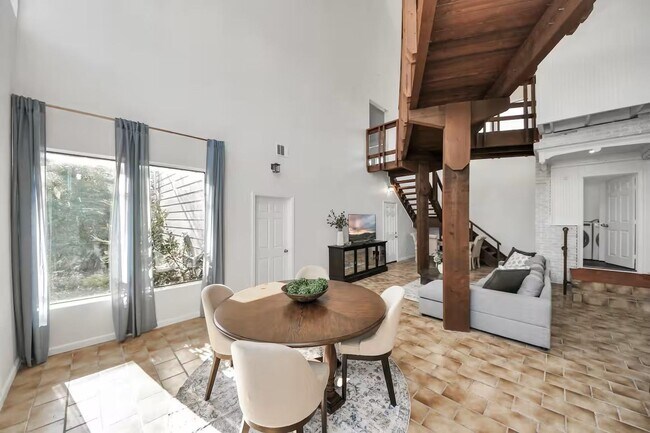 2002 Rosewood St