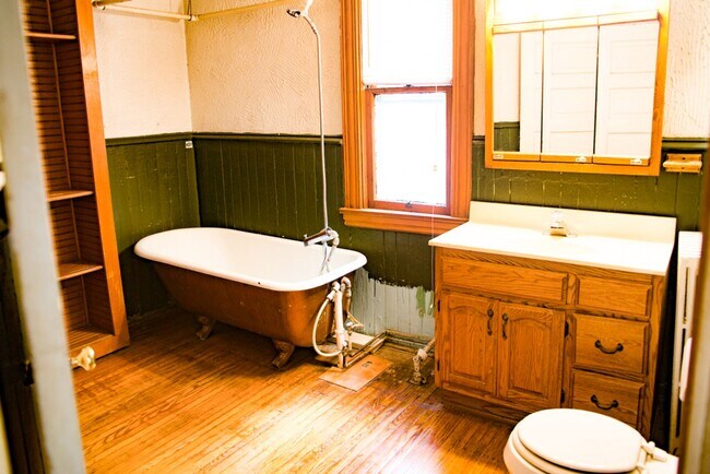 Photo - 5 Bed 2 Bath Como House Available September 2026