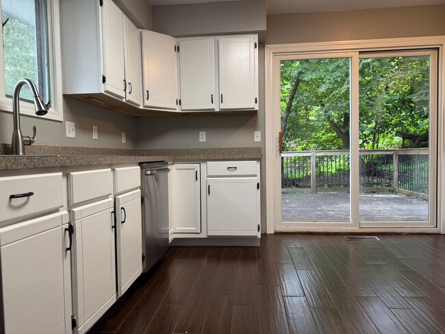 Building Photo - Stunning 3 Bedroom 2 Bathroom Home in Burn...