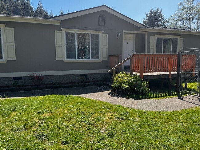 Building Photo - Spacious 3 bed/2bath in Town, but Country feel!