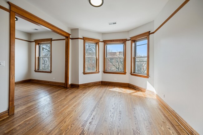 Photo - Renovated Logan Square 3 Bedroom - Available March 15th! Unidad 1