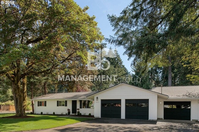 Building Photo - Charming Lake Oswego One-Level On Huge Cor... Rental