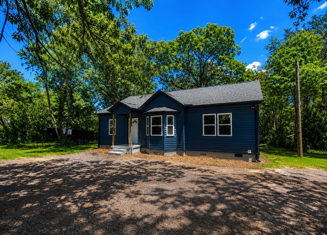 Building Photo - Modern Comfort & Convenient Living