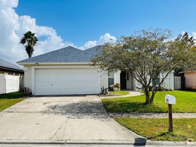 Building Photo - Wonderful Family Home in Middleburg