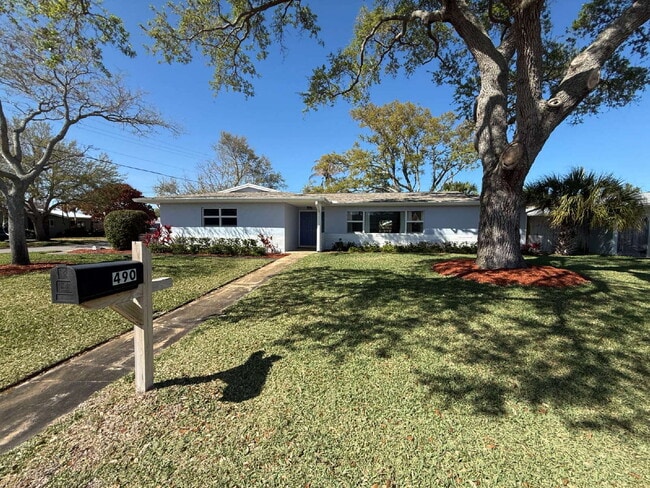 Building Photo - Beautiful 4 bedroom, 2 bathroom in Satellite Beach! NO HOA!!