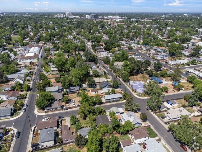 Building Photo - Updated 3-Bed, 2-Bath Bungalow on Spacious... Rental