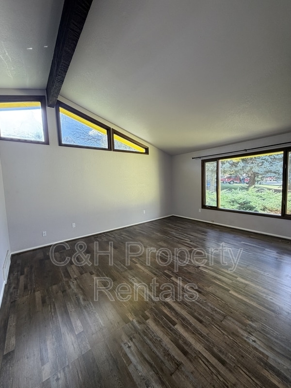 Photo - 181 Erickson Ct E