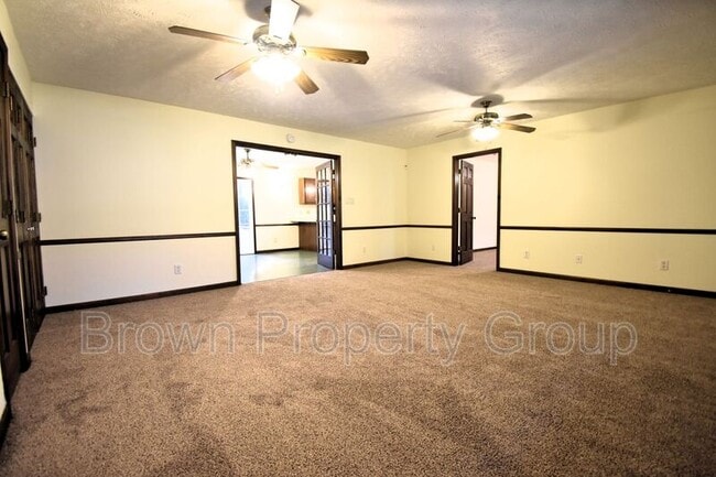 Photo - 901 Fredonia Dr