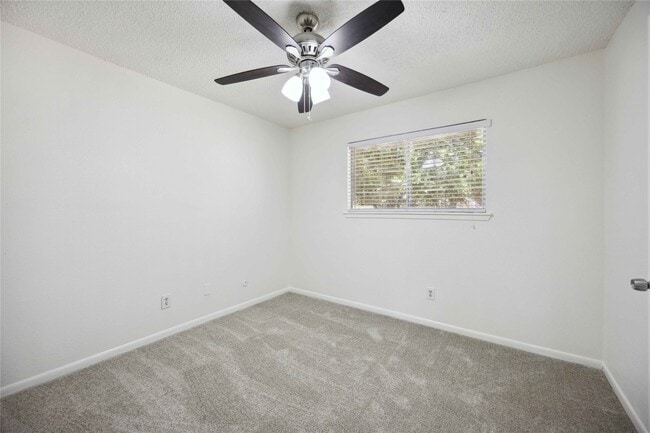 Building Photo - 13895 Hollowgreen Dr