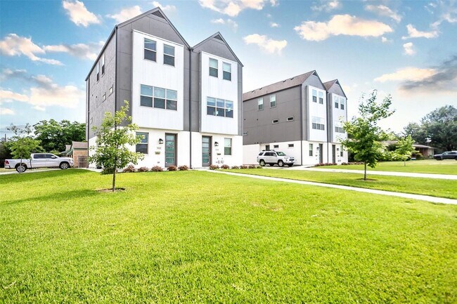 Building Photo - 3515 S Hills