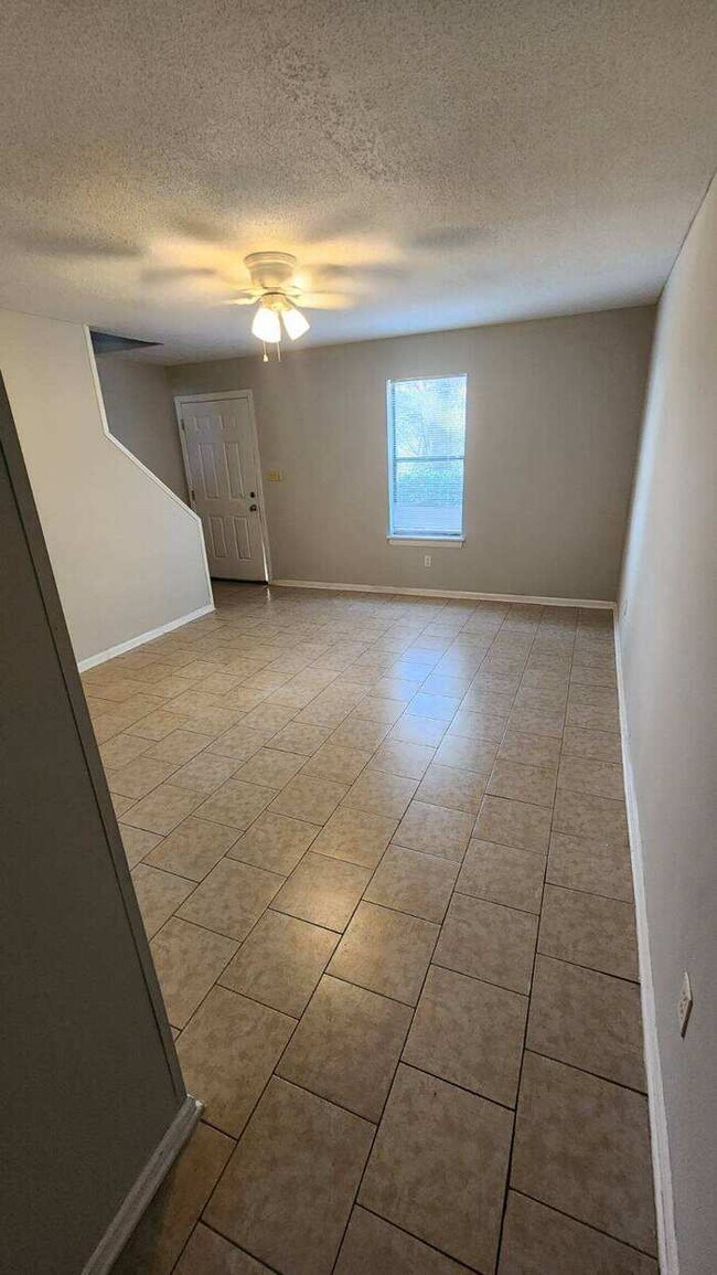 Townhouse featuring 2 bedrooms and 1 1/2 bathrooms in the heart of North Augusta!