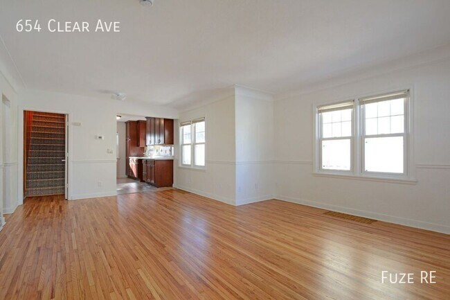 Photo - 654 Clear Ave E